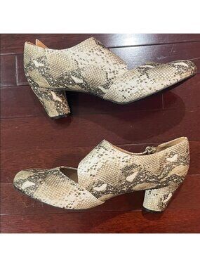 Comfort View Snake Skin design pumps low heel NWOT Size 10 side buckle